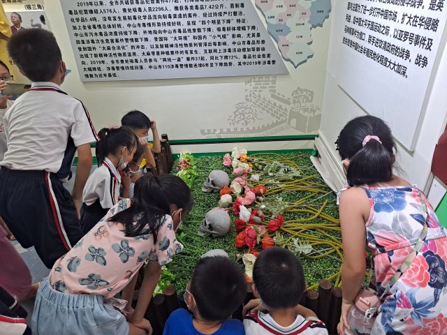 三鄉(xiāng)鎮(zhèn)開展“拒絕毒品，你我同行“禁毒教育基地參觀活動照片2.jpg