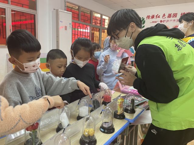 三鄉(xiāng)鎮(zhèn)開展“揚眉‘兔’氣賀新春，禁毒相伴過新年”活動圖片2.JPG